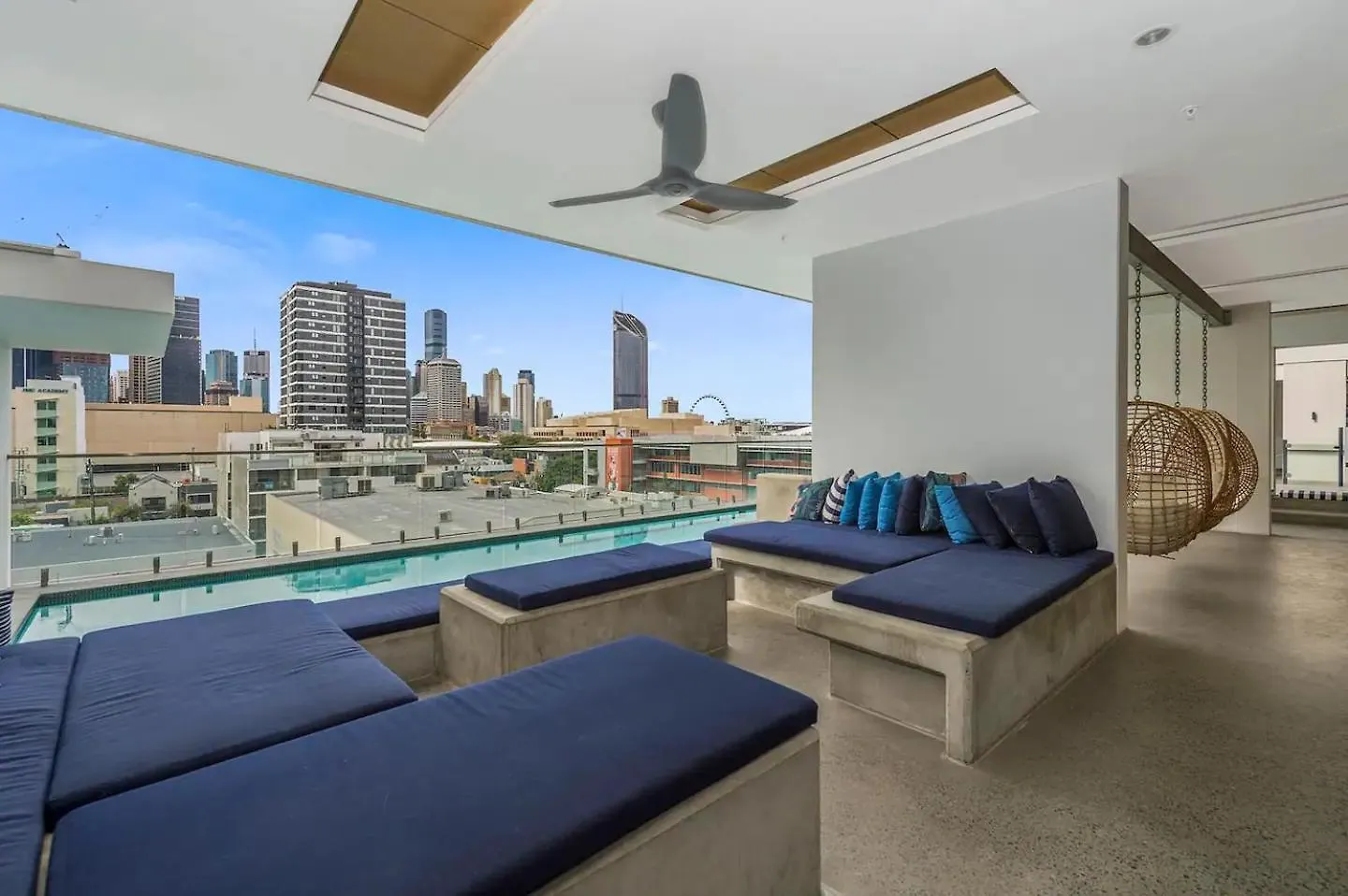 Stunning City Views, King Beds, Gym, Pool, Parking Brisbane Apartment