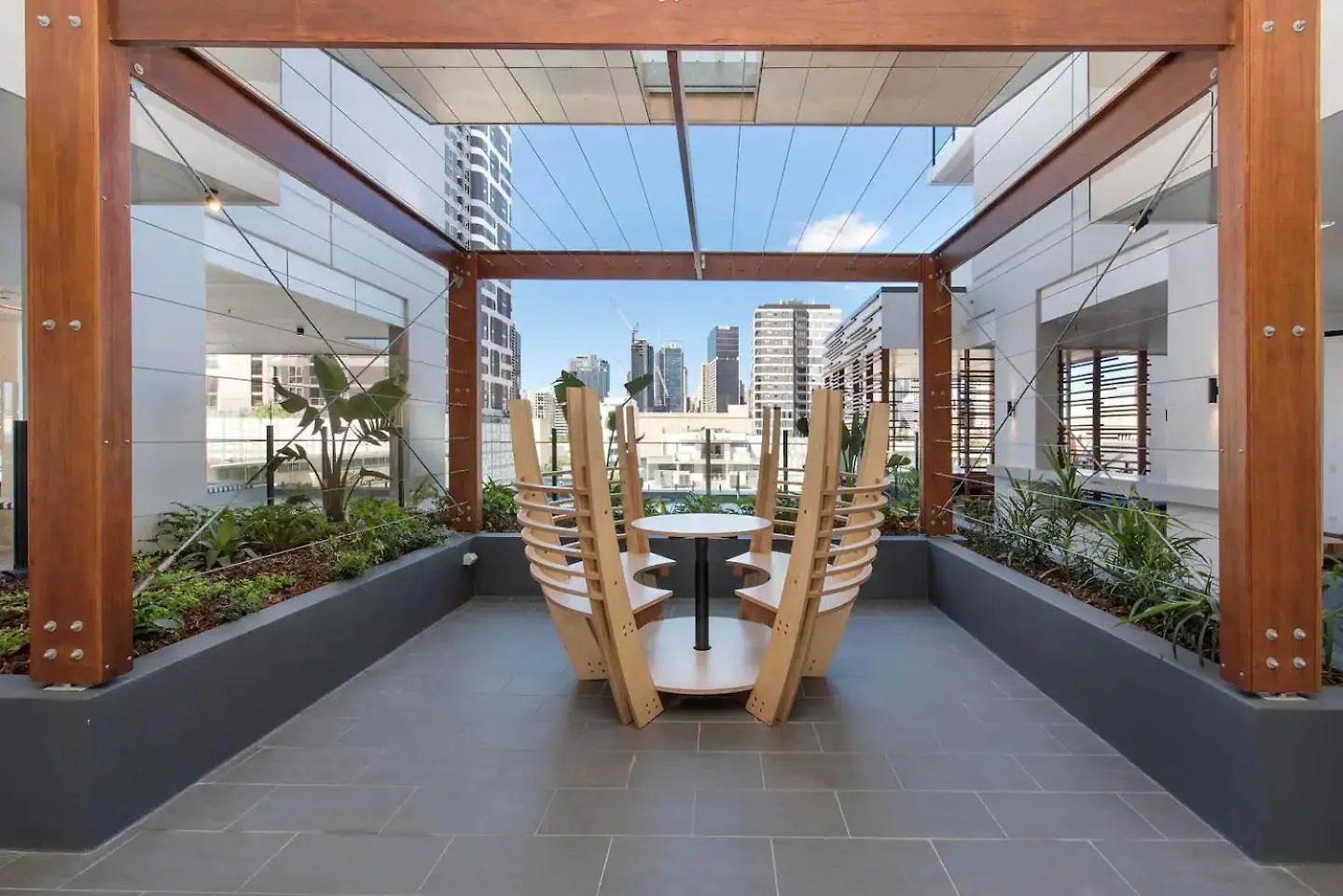 Stunning City Views, King Beds, Gym, Pool, Parking Brisbane Apartment
