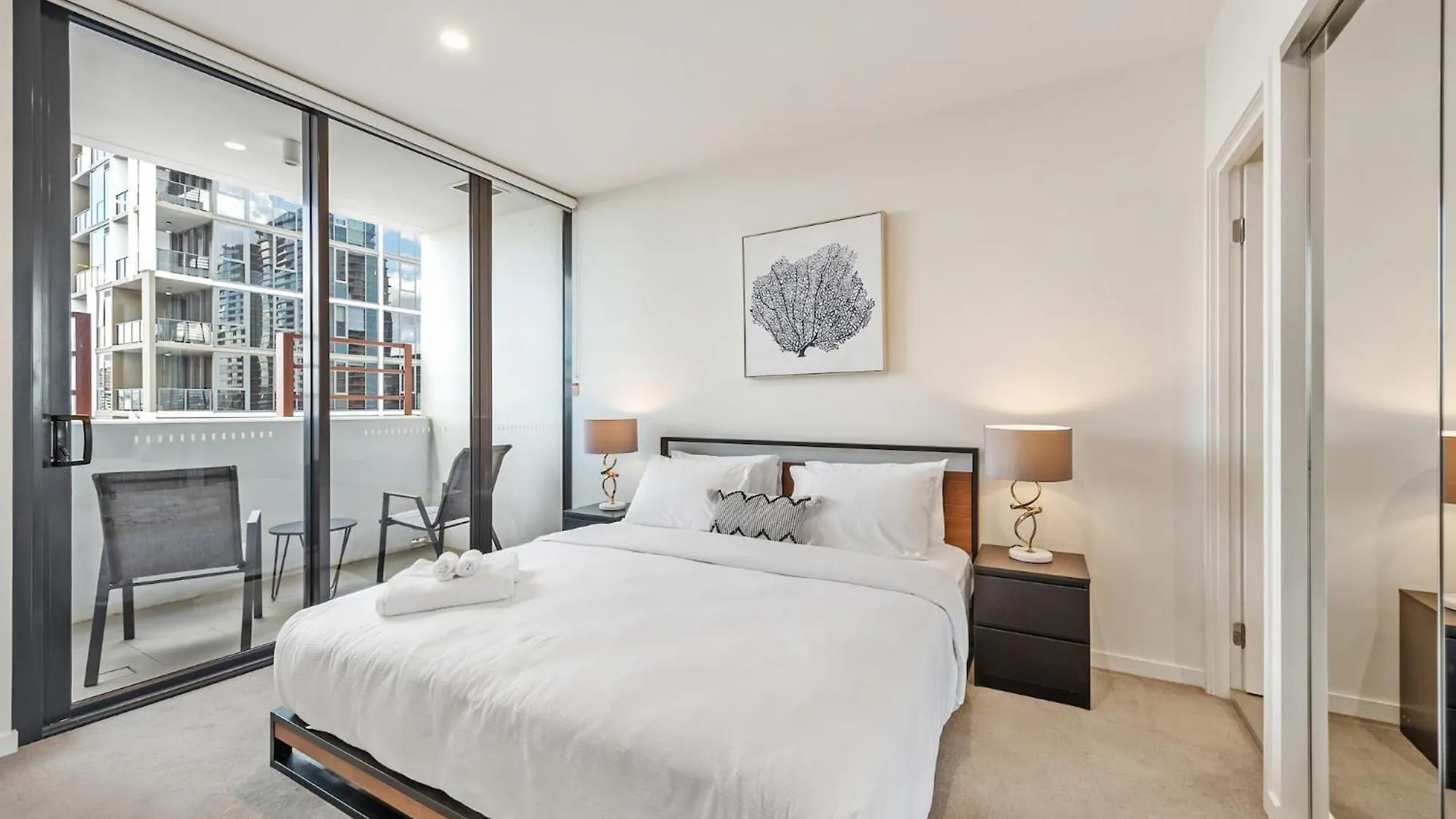 Stunning City Views, King Beds, Gym, Pool, Parking Brisbane