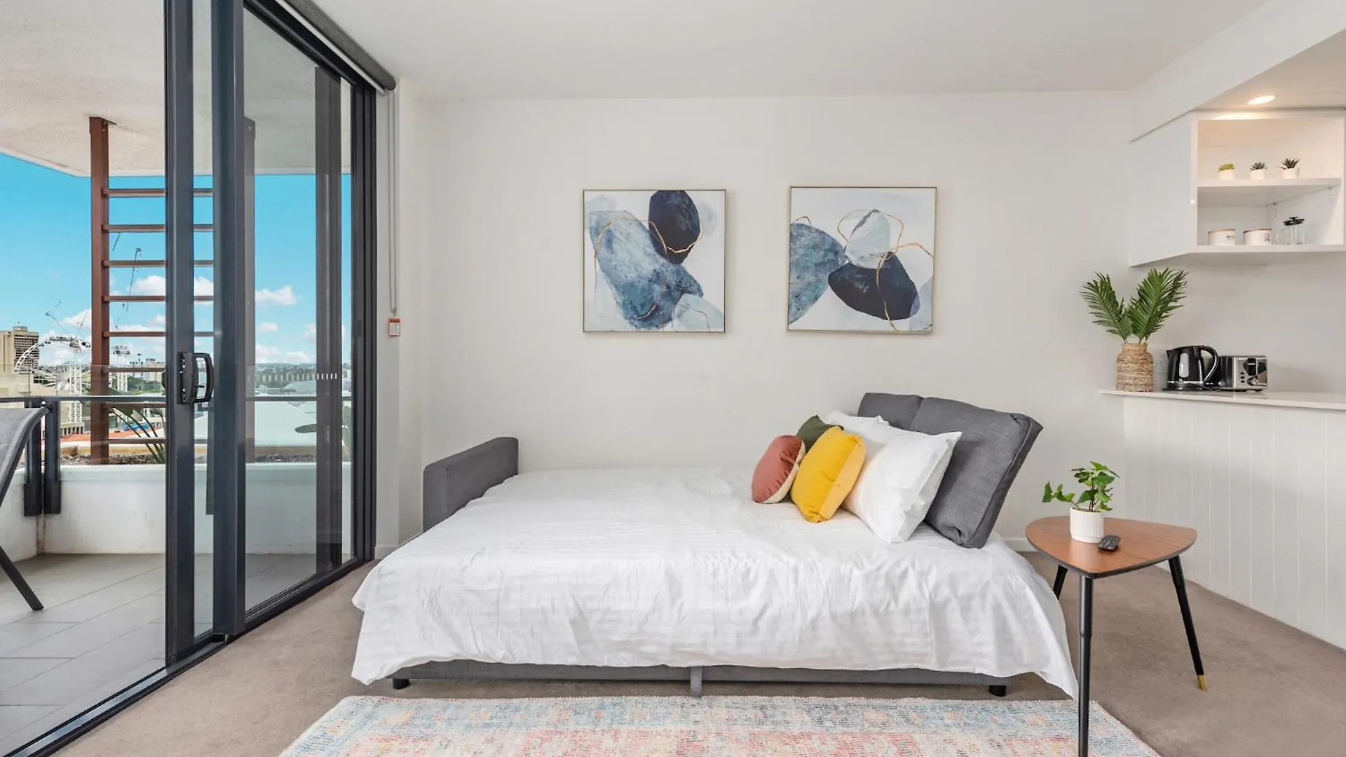 Stunning City Views, King Beds, Gym, Pool, Parking Brisbane Apartment