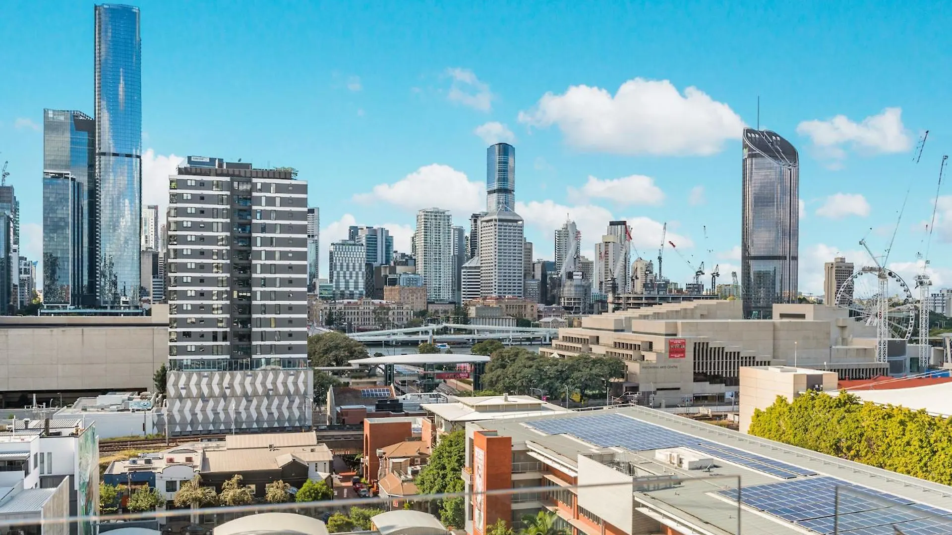 Stunning City Views, King Beds, Gym, Pool, Parking Brisbane